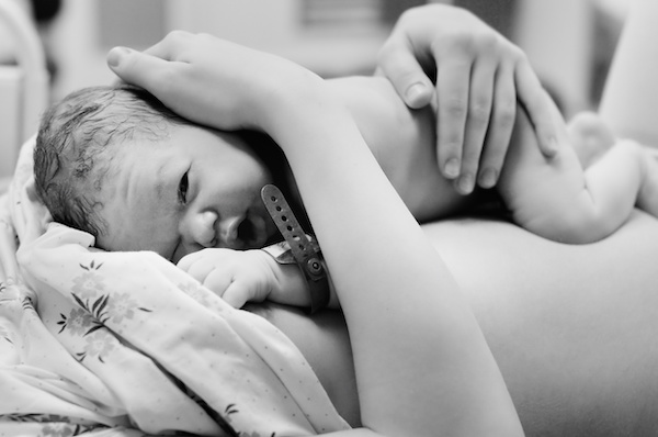 Benefits of skin-to-skin contact between mother and baby after childbirth