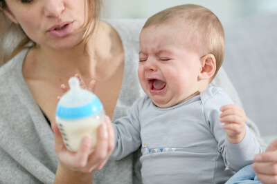 Perché i bambini rifiutano la bottiglia? Allattamento al seno biberon