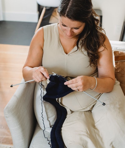 pregnant woman knitting